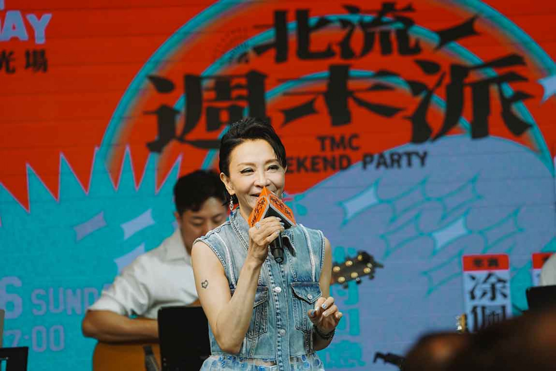 北流周末派由范怡文等人帶領全場大合唱,回顧大學城時光