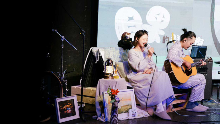 貝克小姐專場將半個房間搬上舞台 觀眾躺床聽、全場戴眼罩 兩人直呼：太荒謬！