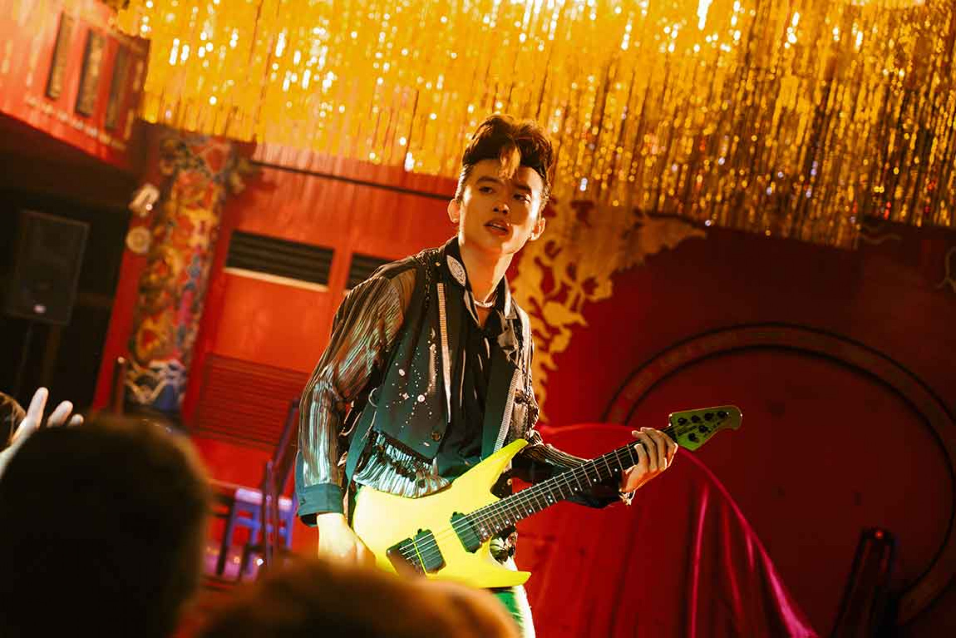 賤葆飾演吉他英雄大聲吶喊:「為了拯救世界,就算給我一百萬個女朋友,都不夠!」