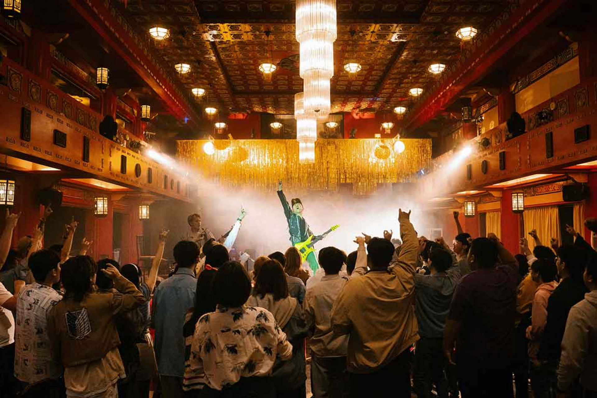 在MV的影像呈現上,賤葆化身吉他英雄,並和icyball冰球樂團共組「爆球樂團」,不但大鬧電視台和餐廳,賤葆更施法摧毀月球。