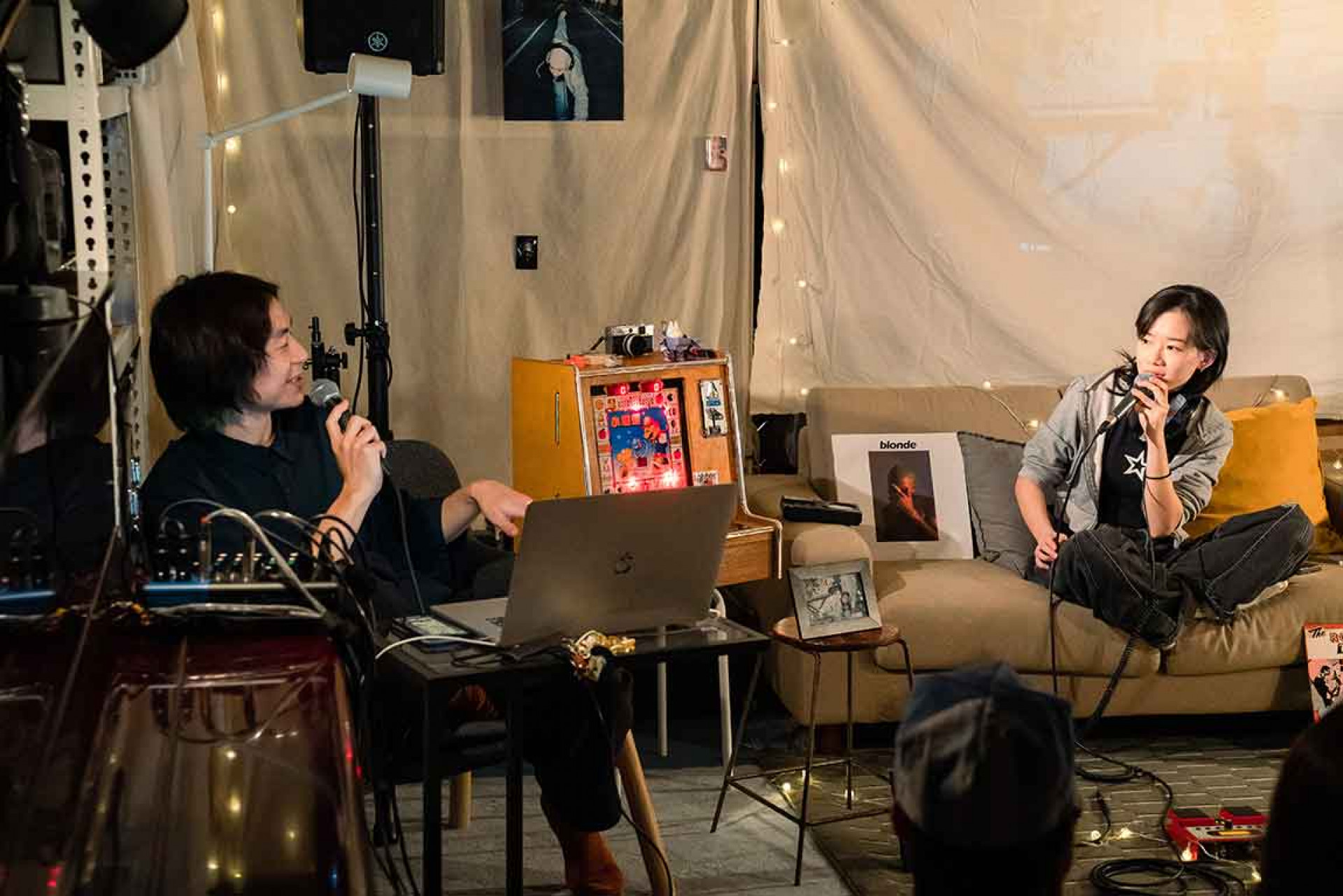 臥室唱作新人Andr與製作人韓立康互動