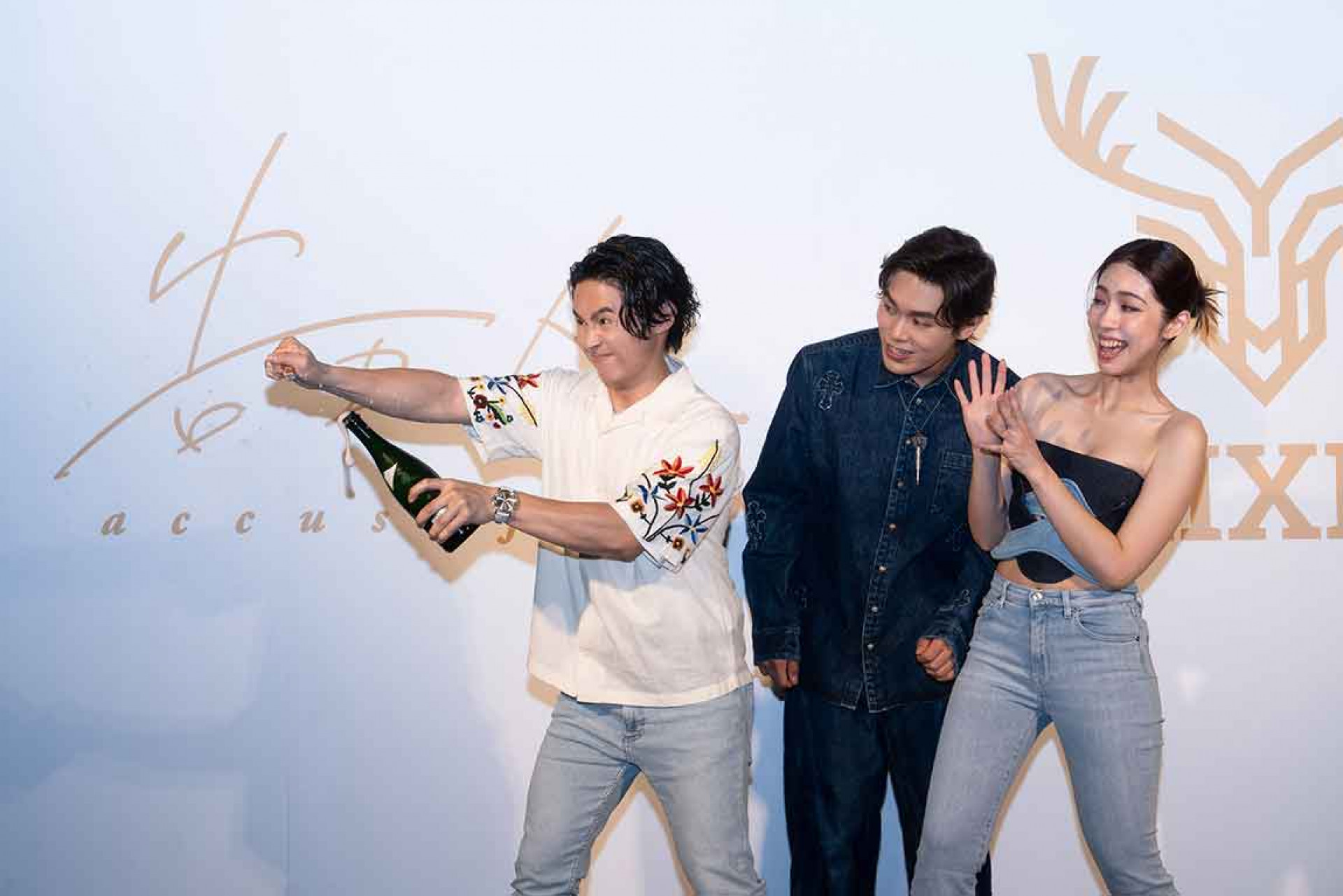 圖01:告五人奪下年度歌曲獎開香檳慶祝。(相信音樂提供)