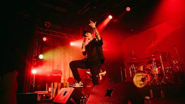 小春「漂丿𨑨迌狼」巡演台北站開唱 大淵大讚「帥到毋知影」潑猴小天驚喜合體〈袂爽要講〉