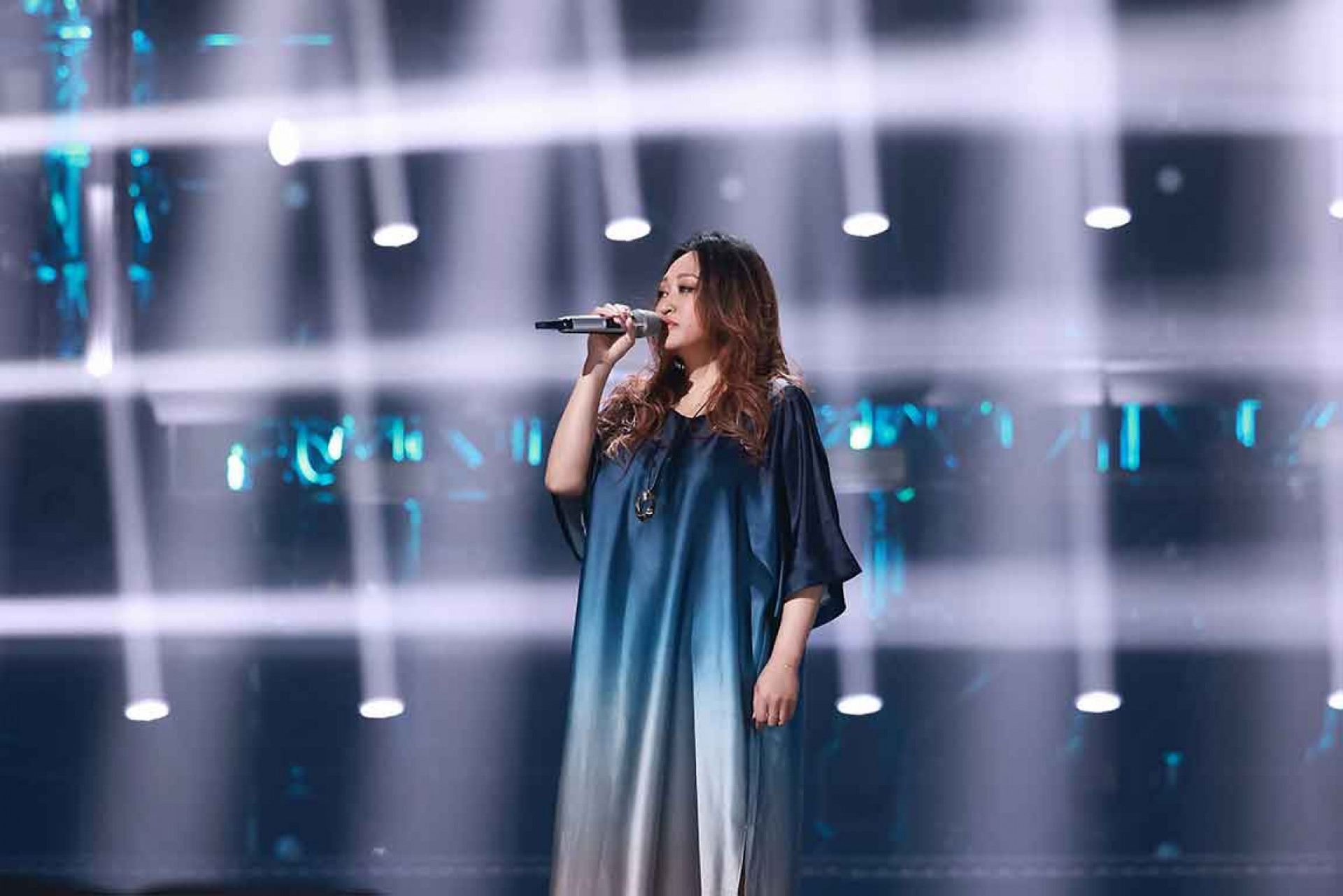 圖02:家家深情獻唱〈錯的人〉。(-浙江衛視-天賜的聲音提供)