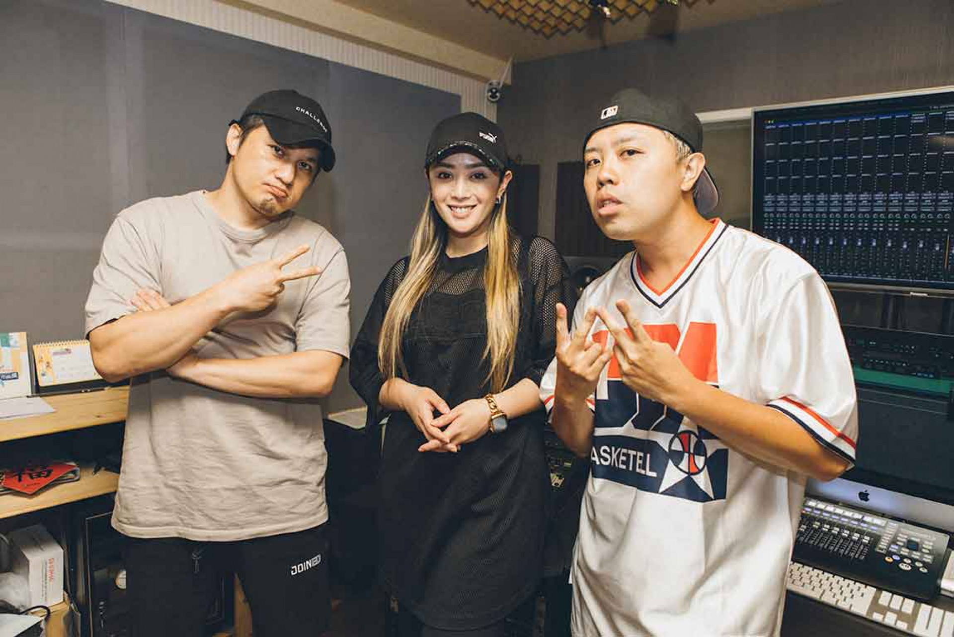 STACO(右)邀請甫獲第35屆金曲獎「最佳原住民語歌手獎」的舞思愛(中)一同合作〈枕頭山〉。