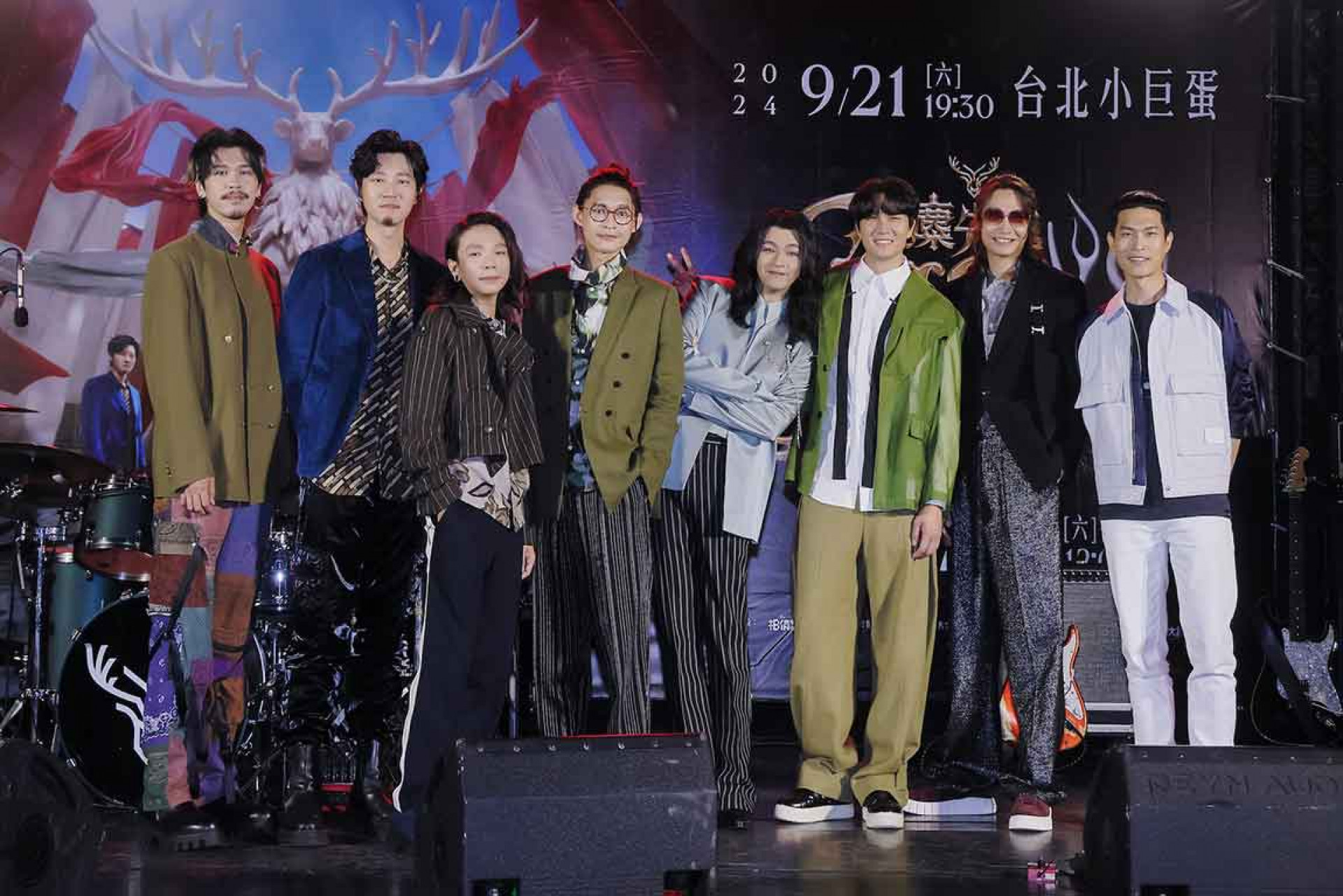 圖02：宇宙人排除萬難現身記者會為麋先生祝賀。（相信音樂提供）