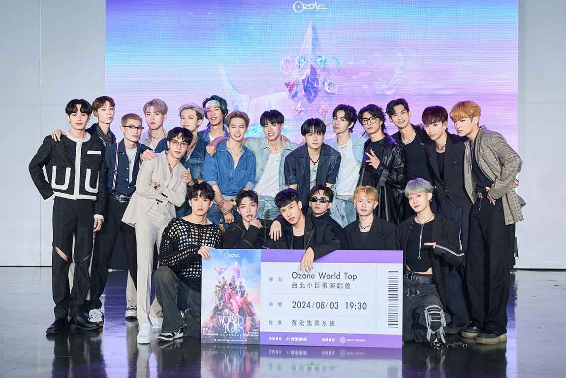 大合照1_後排(左起)呂植宇、Saturnday、Ozone、FEniX-前排VERA