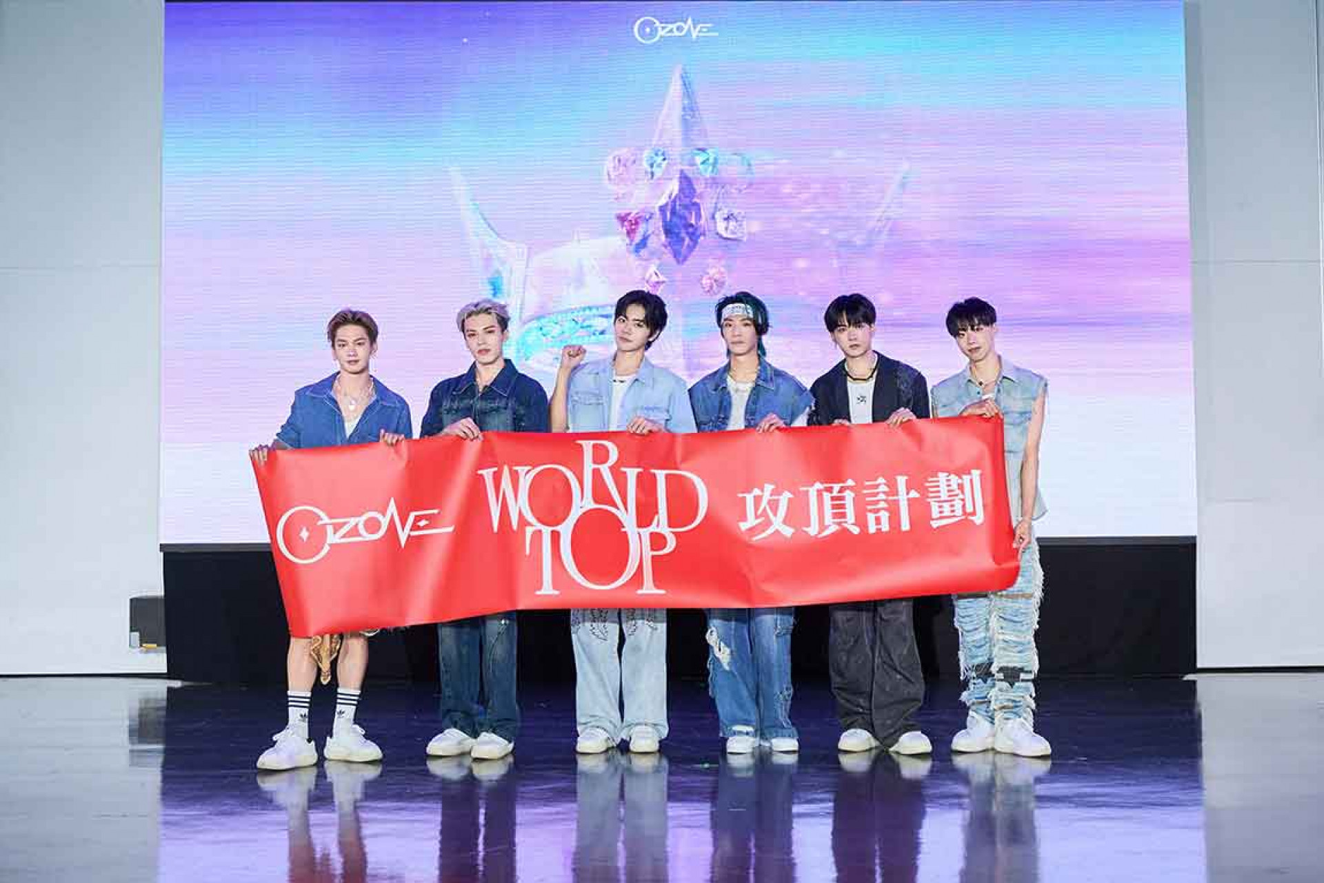 Ozone紅布條_(左起)子翔、哲言、佳辰、煥鈞、祖安、文廷