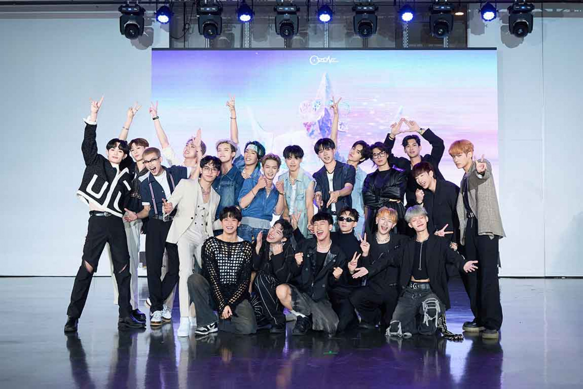 大合照2_後排(左起)呂植宇、Saturnday、Ozone、FEniX-前排VERA