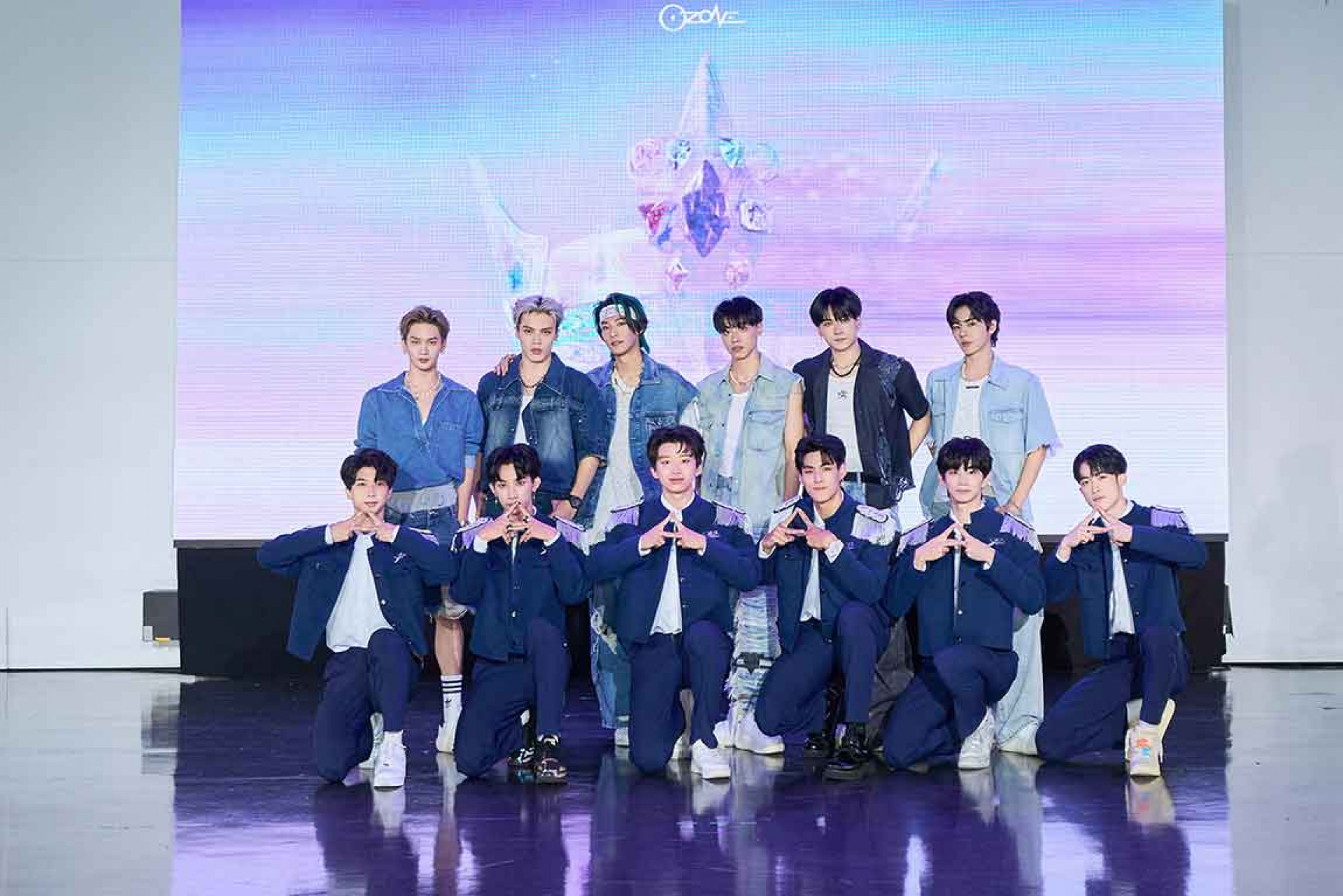 後排Ozone(左起)子翔、哲言、煥鈞、文廷、祖安、佳辰-前排原子少年2
