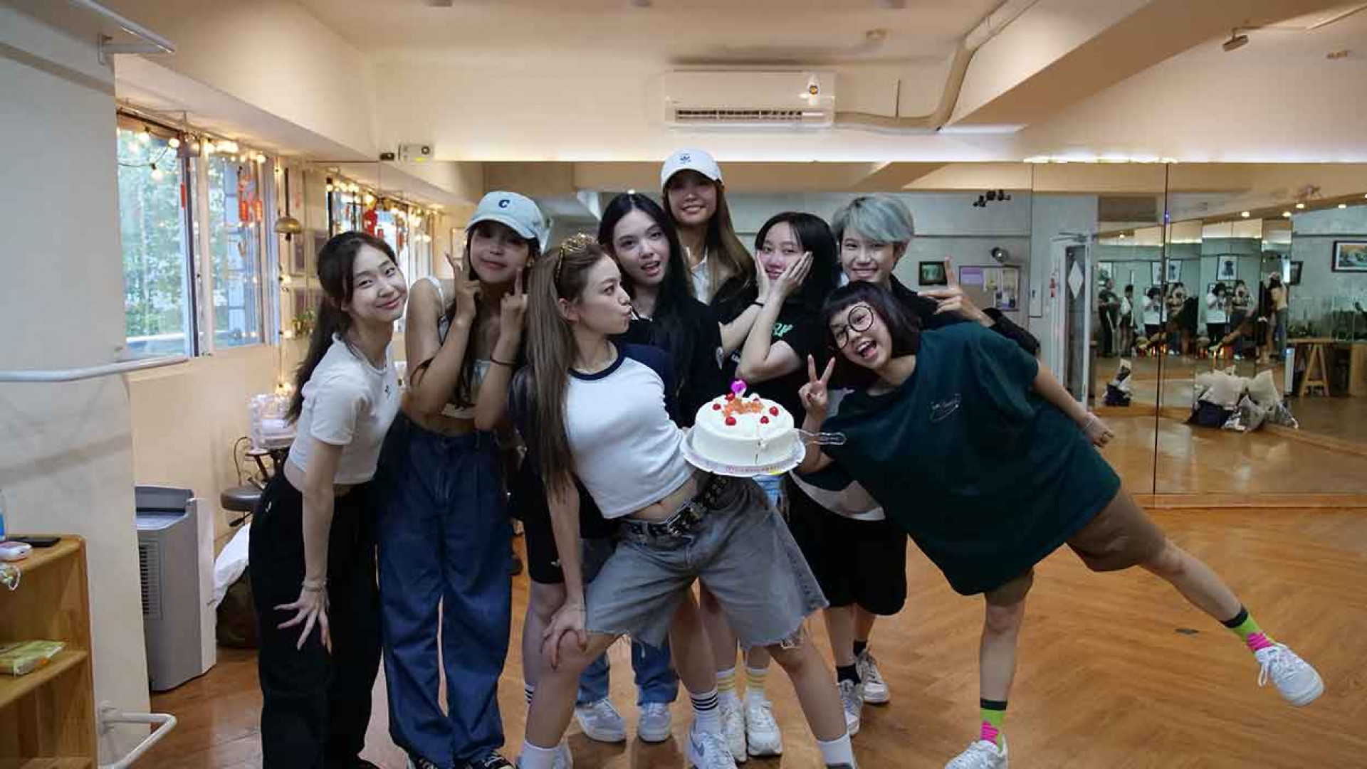 為粼粼慶生(左起:熙妍、丞妘、粼粼、Vikky、萩璇、栩栩、言菱、品妡)