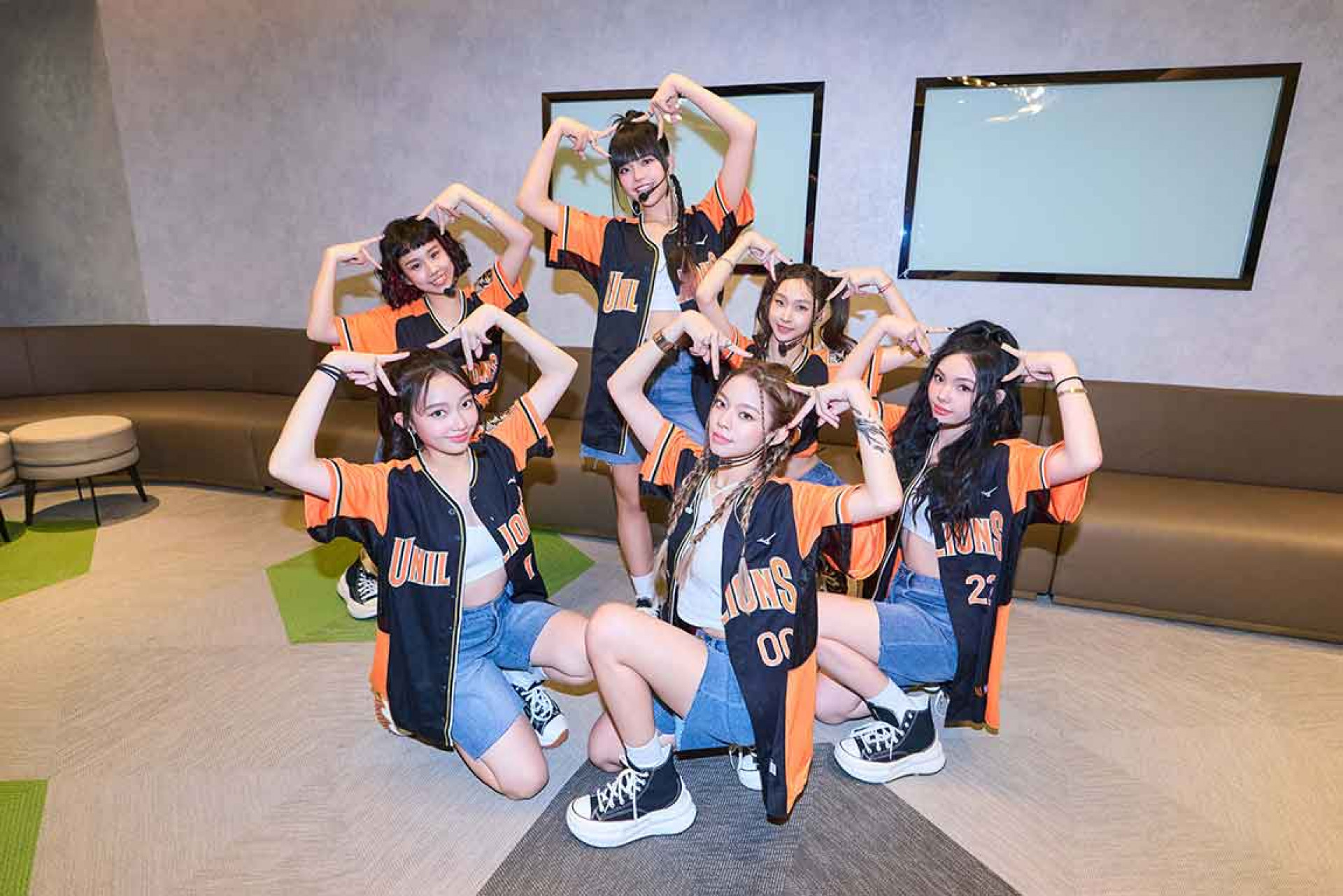 大巨蛋演出04（左下起順時針：栩栩、品妡、丞妘、熙妍、Vikky、粼粼）