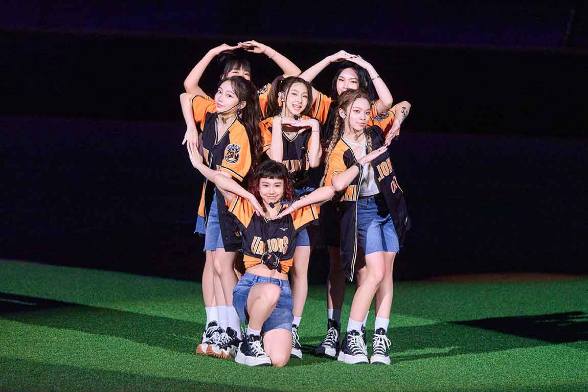 大巨蛋演出06(最下排起順時針:品妡、栩栩、丞妘、熙妍、Vikky、粼粼)