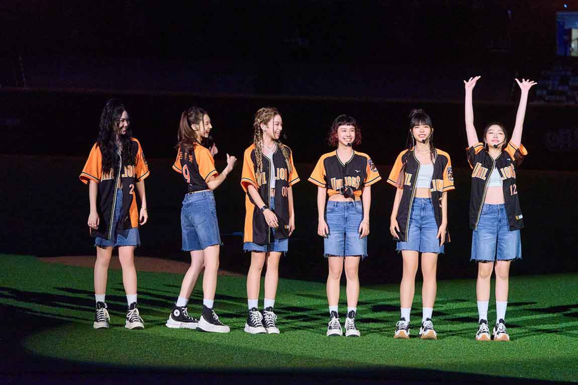 大巨蛋演出08（左起：Vikky、熙妍、粼粼、品妡、丞妘、栩栩）