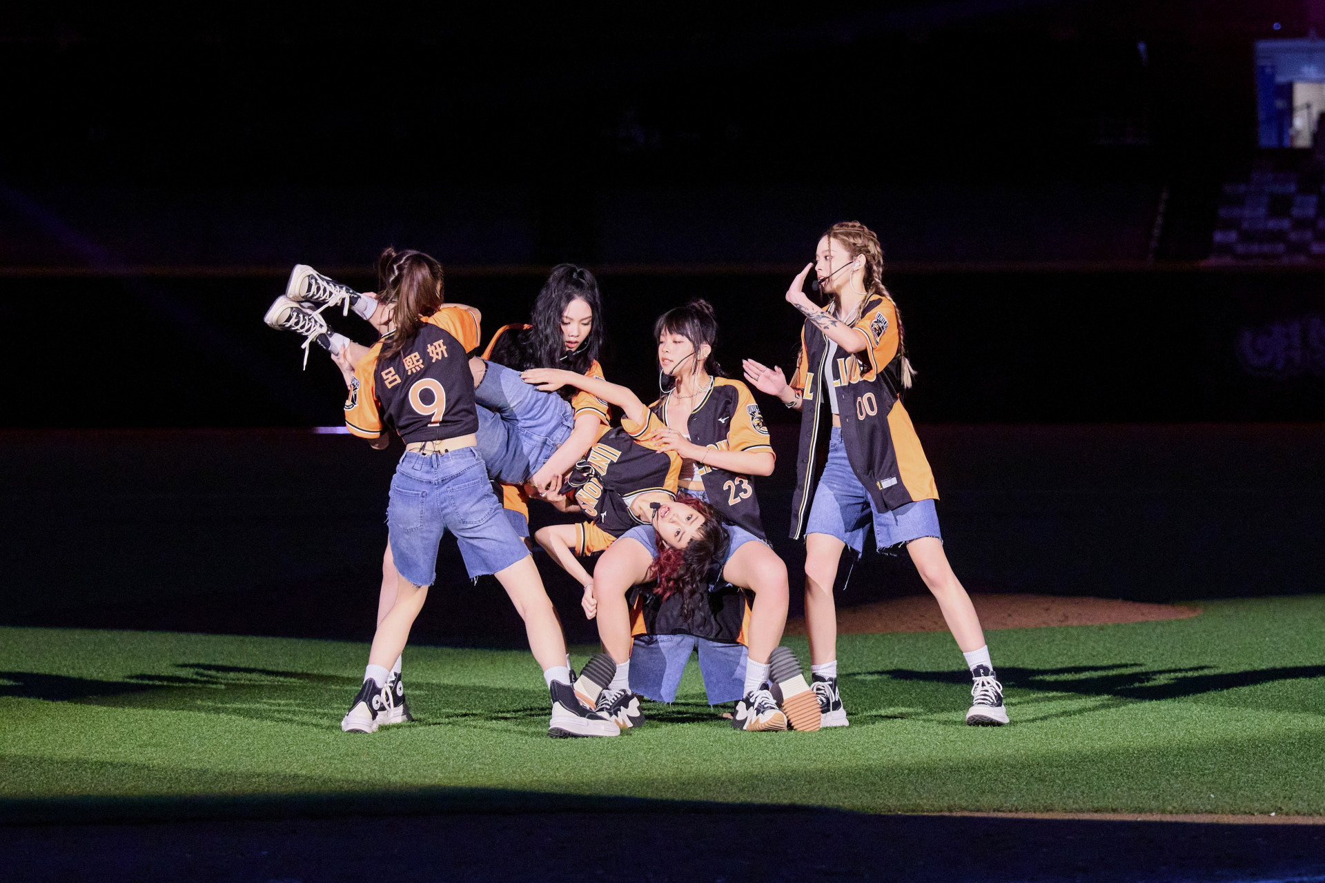 大巨蛋演出01（上排左起：熙妍、Vikky、丞妘、粼粼，下排：品妡）