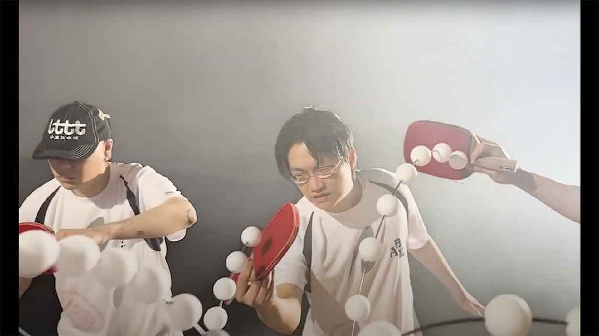 國國（右）與-OHHYUK-（左）也現身在〈Antenna〉MV-中，兩人與許光漢有一幕定格打桌球的畫面