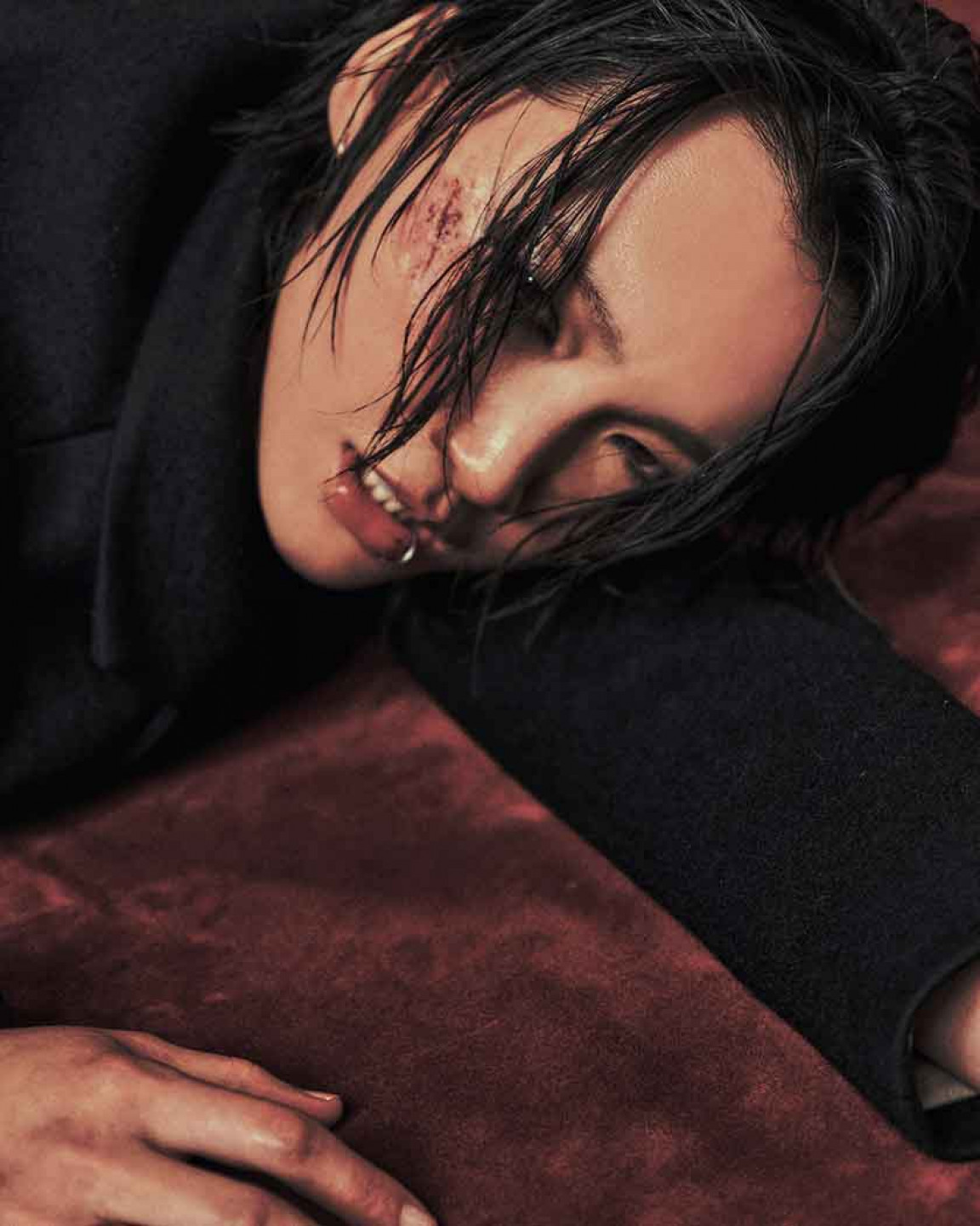 一直有著帥氣王子形象的令晴,在封面中化上傷妝,加上被擊倒在地的肢體動作,讓人對於作品意象充滿無限想像