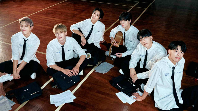 超人氣第一男團Ozone化身Y2K美聲男團 挑戰出道以來最多和聲歌曲 以校園制服造型亮相 學長們邀請粉絲在8/3演唱會大合唱