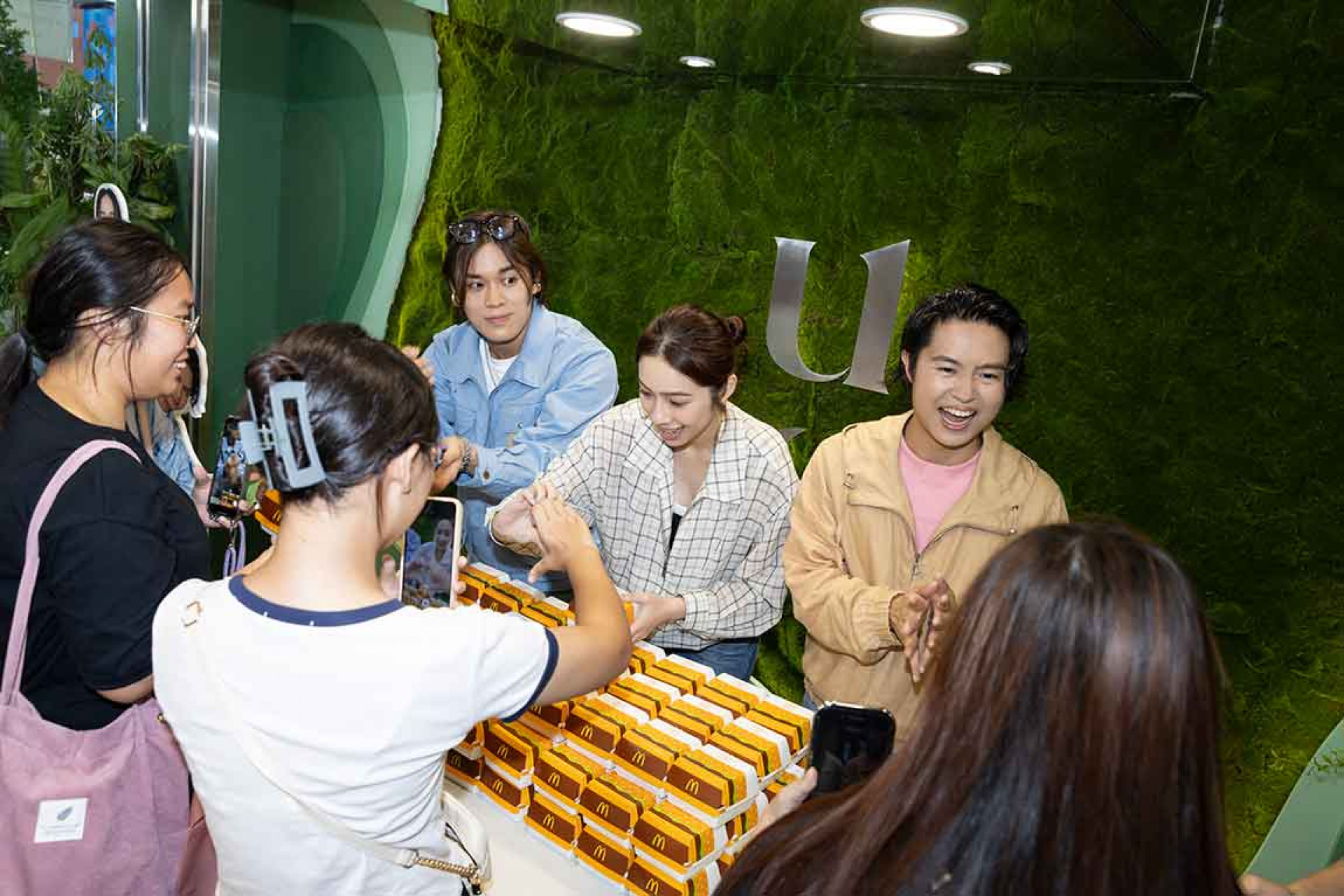 圖03:告五人行程滿檔,排除萬難擠一天留給哈瓜。(相信音樂提供)