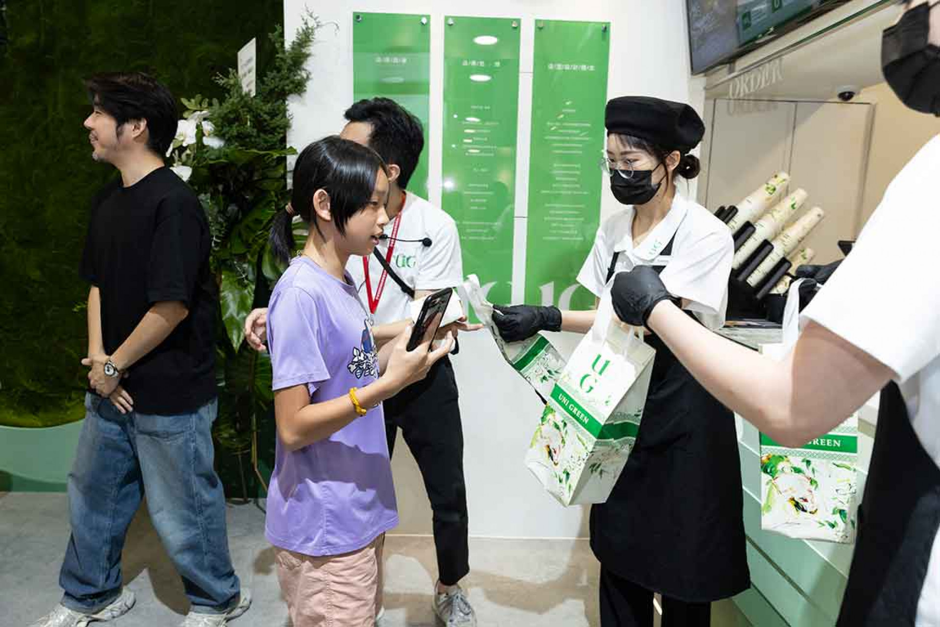 圖04:告五人展現高人氣,大雷雨擋不住歌迷熱情,兌換券秒掃光。(相信音樂提供)