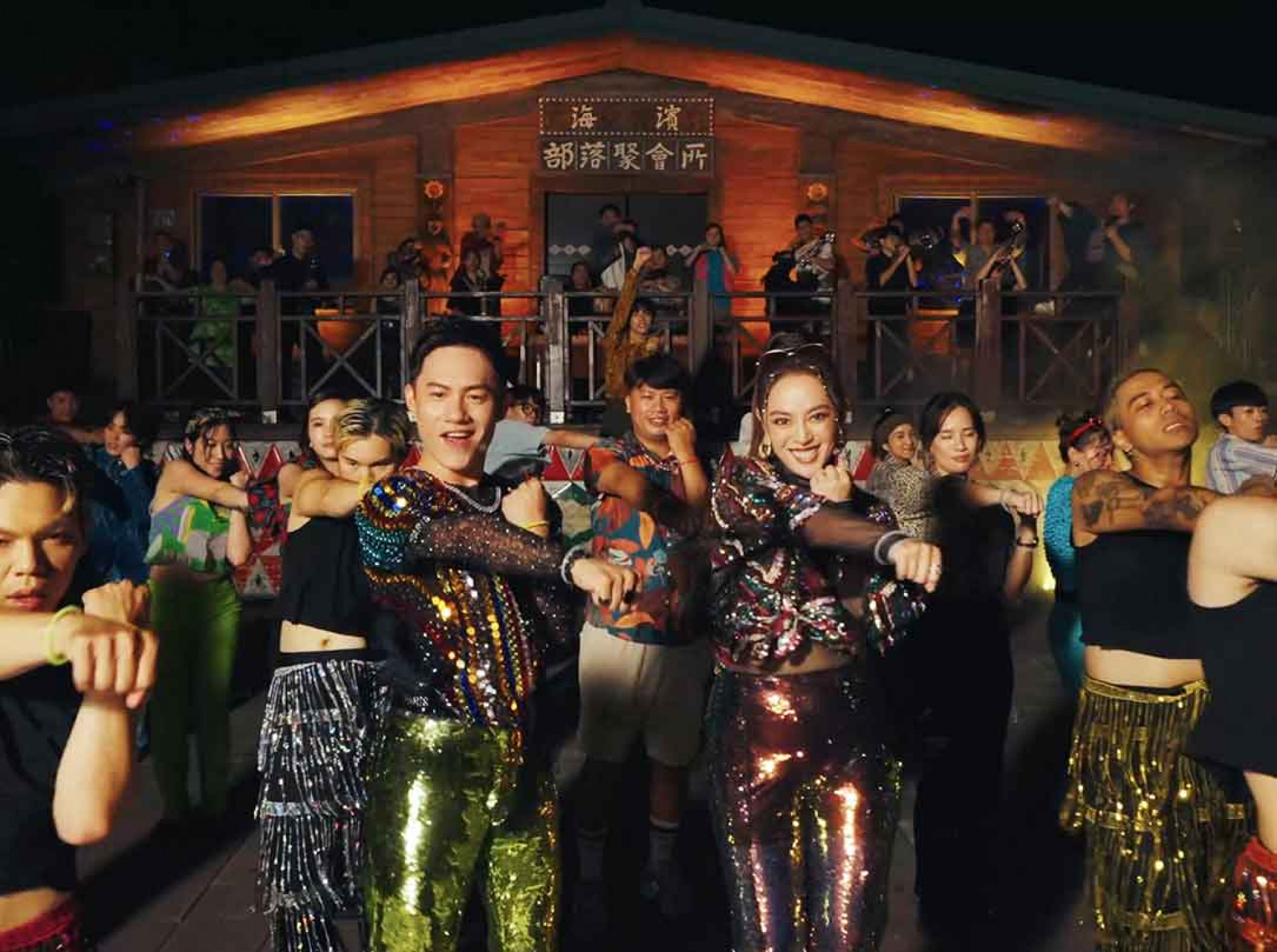 舞思愛〈巨美〉MV回到基隆奇浩部落,並邀請以原民Cover爆紅的Ponay卜耐與部落頭目一起演出。(1)