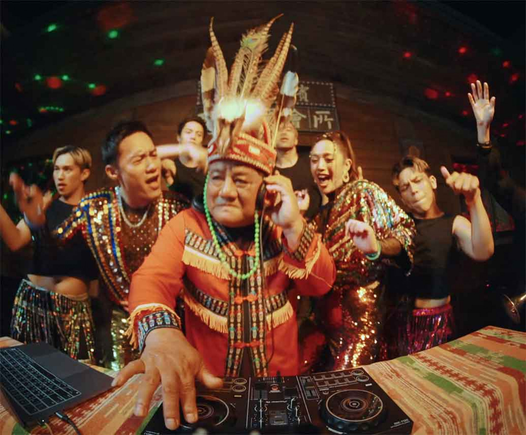 舞思愛〈巨美〉MV回到基隆奇浩部落,並邀請以原民Cover爆紅的Ponay卜耐與部落頭目一起演出。(2)