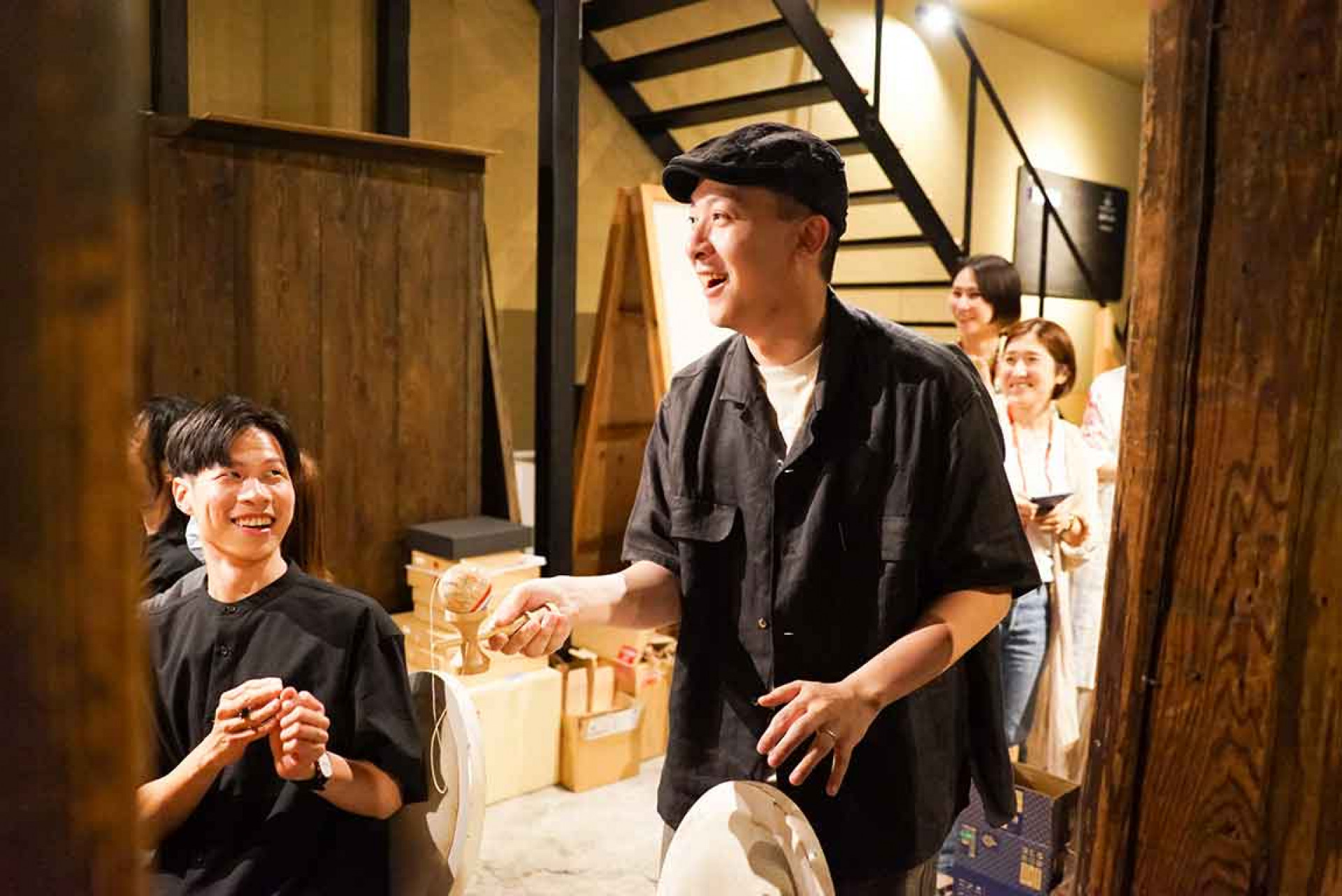 日本樂迷邀請團員挑戰劍玉,團員順利完成。(圖/WINDIE-Music提供)