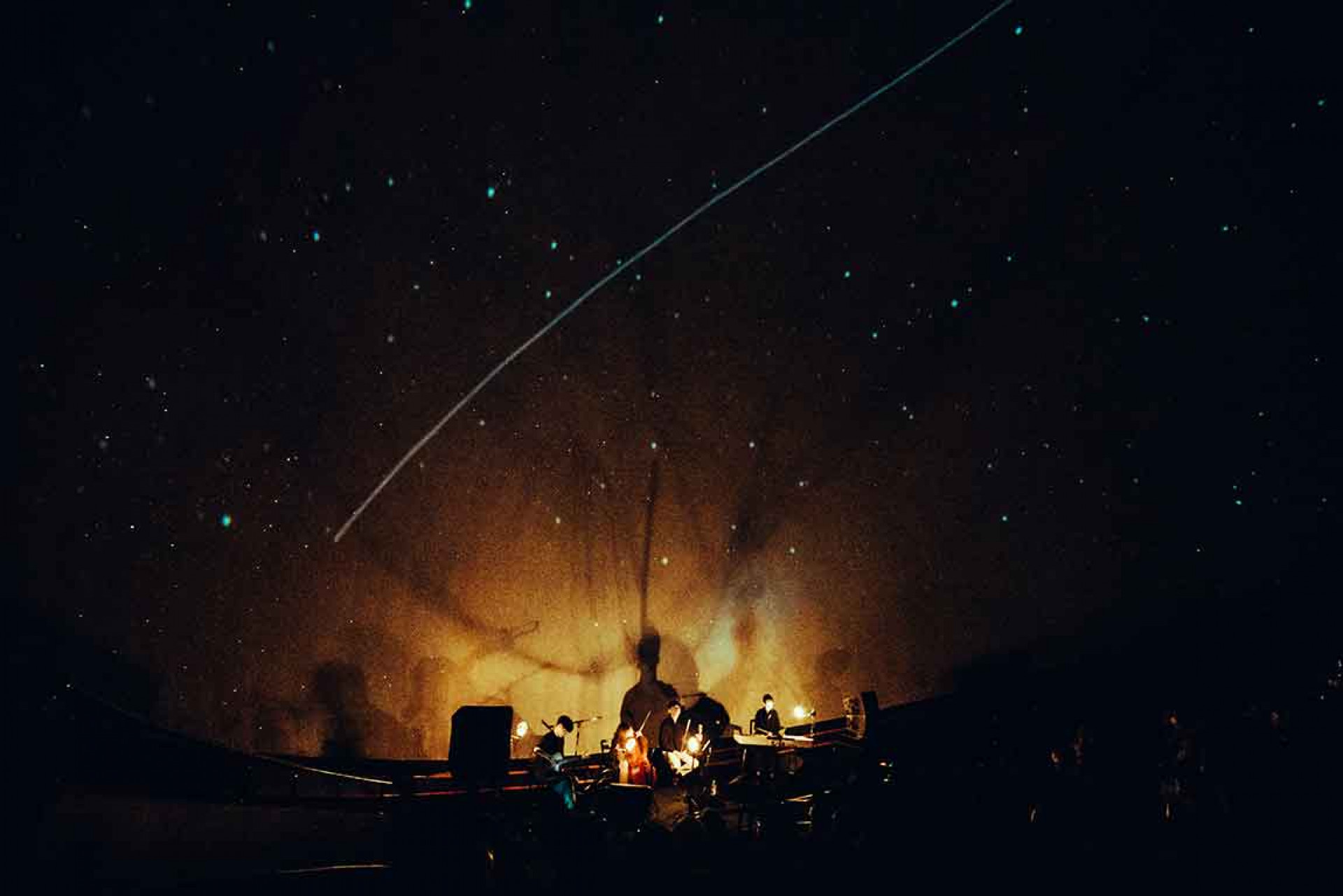 Cicada於大阪的天文館球型劇場演出,結合大面積星空投影,現場十分震撼。-(圖/WINDIE-Music提供)