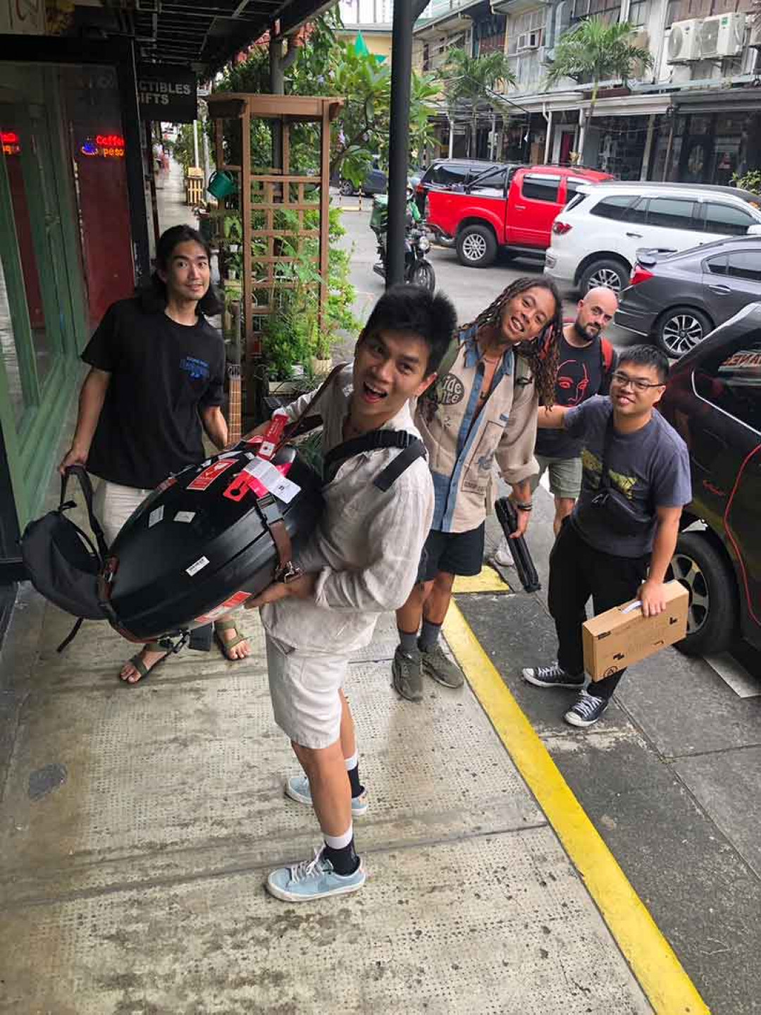 雷擎與南洋探險隊成員合照