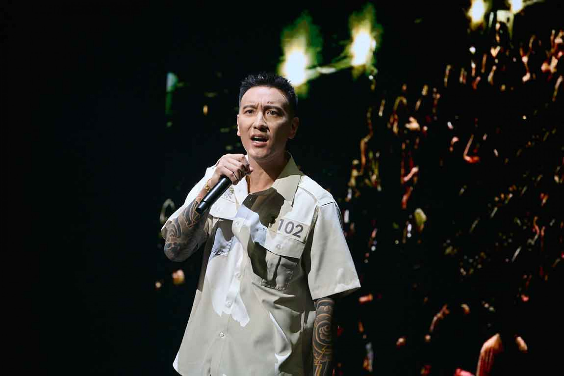 王陽明大聲怒吼嗆觀眾:「欸!去哪?我說結束才結束!都給我坐下!」