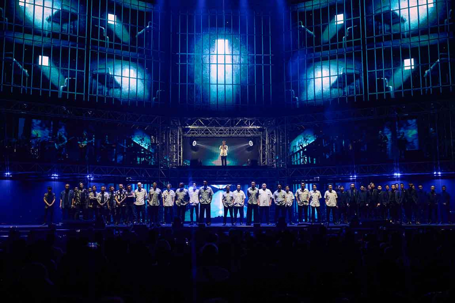 荒山亮身著囚服站在舞台中央高台,領軍全體-70-位演員登台唱〈悲歌〉謝幕
