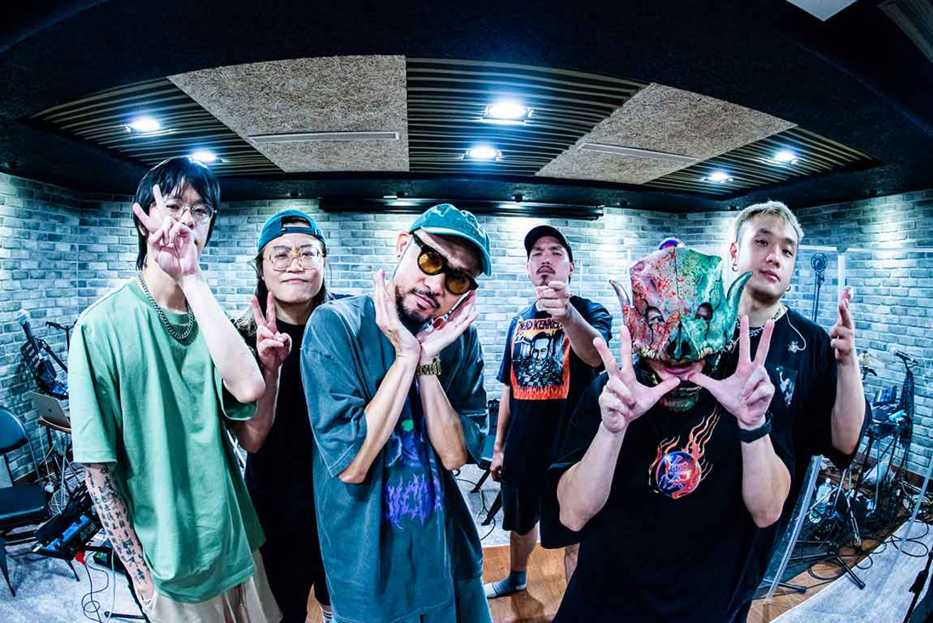 血肉果汁機與熱狗(左三)一起為北流演唱會練團