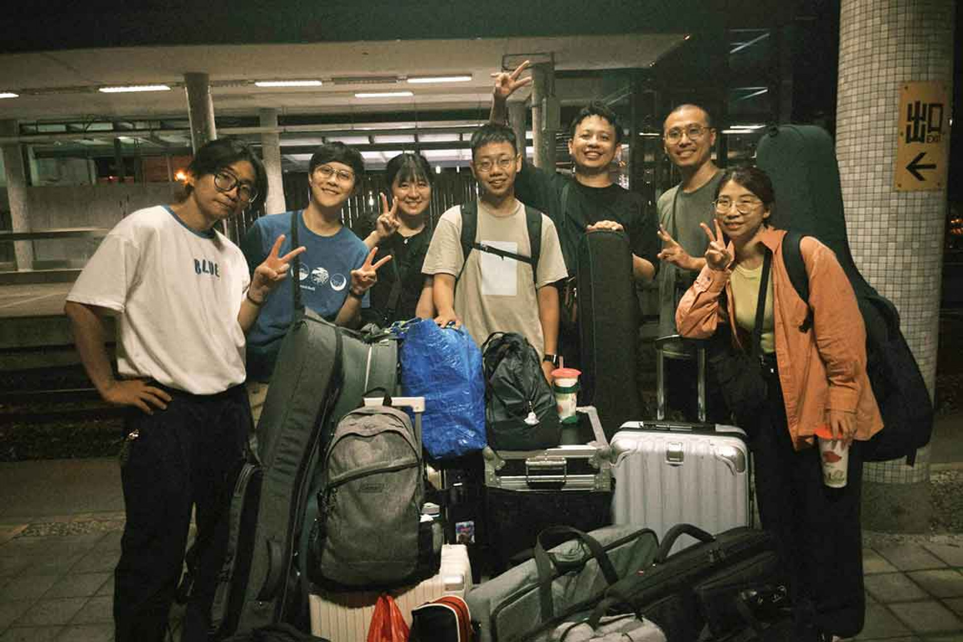 緩緩一路巡演屏東、小琉球、台東三個場次,團員與工作團隊扛著樂器與諸多演出器材,途中轉換包車、搭船、火車等不同交通方式