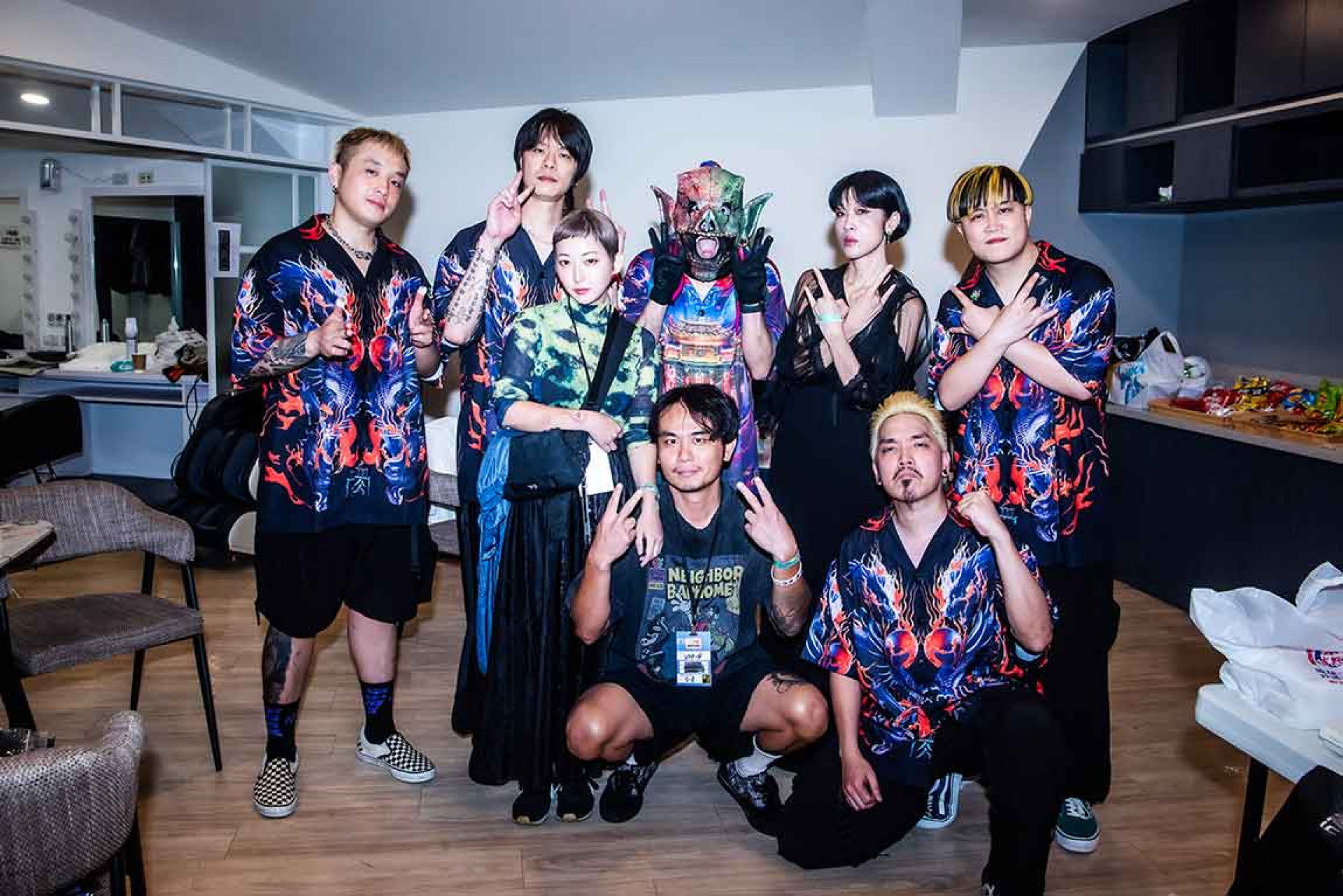 音樂人包含陳珊妮（後排右二）、滅火器主唱楊大正（前排左）、山東（後排左三）-皆到場見證這場金屬樂的盛事