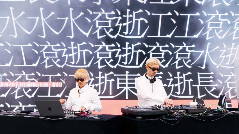 世界 DJ 大賽台灣冠軍 DJ QuestionMark 前進巴黎文化奧運 以國語作業簿形式呈現「巴黎你好」、秀出台灣招牌街景