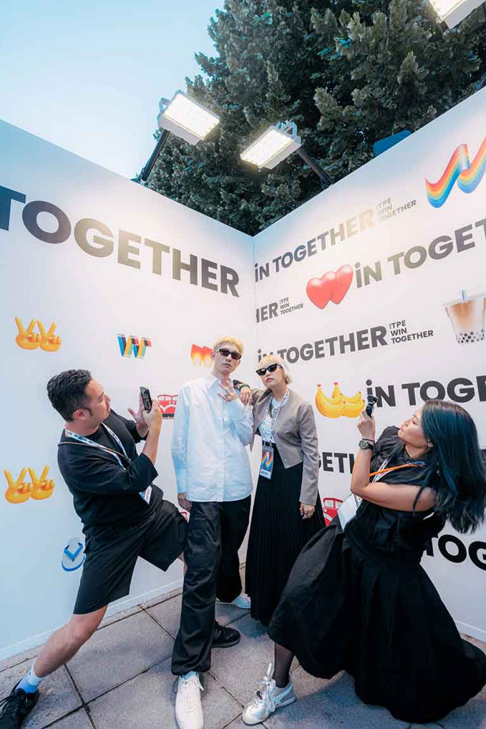 DJ-QuestionMark(左二)、VJ-feiiic(左三)與演出團隊成員