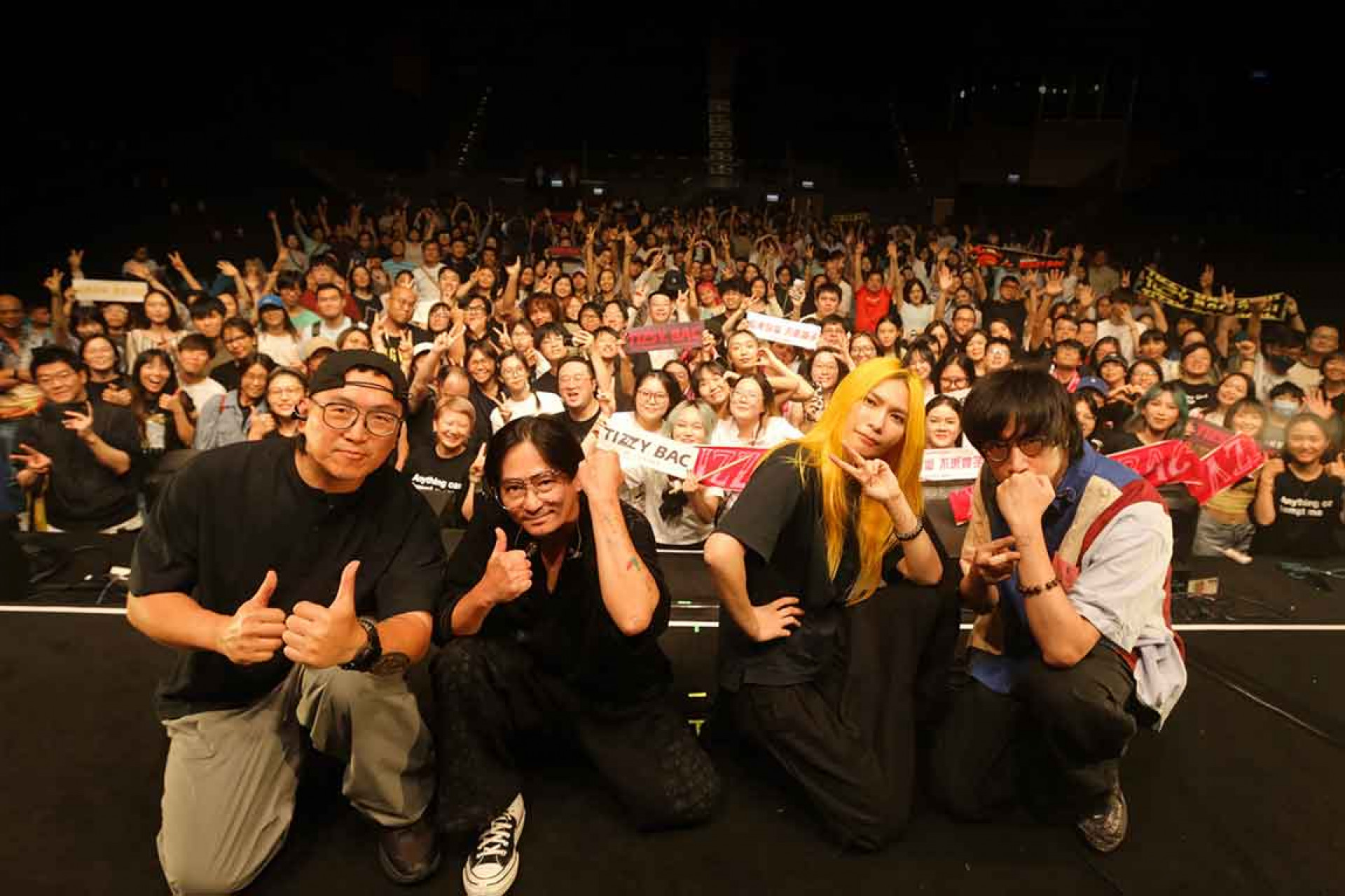 圖08:Tizzy-Bac與香港股東們合影。(相信音樂提供)