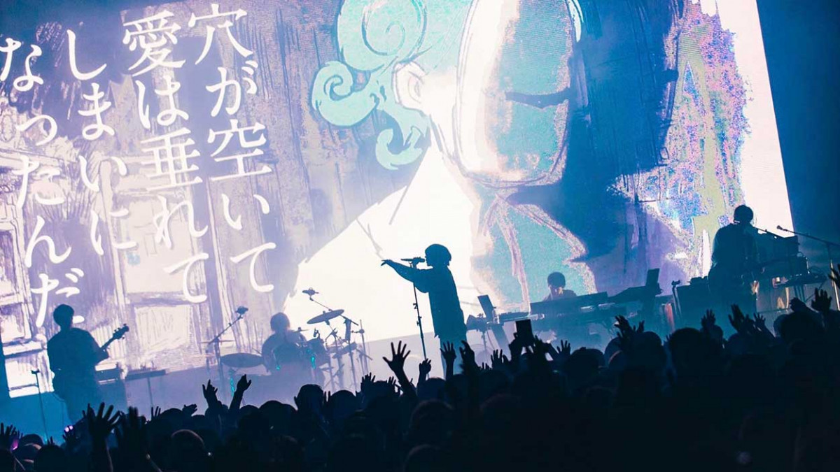 以TV動畫《咒術迴戰》主題曲享譽全球 日本神秘歌手Eve 繼動畫《小市民系列》主題曲創下百萬流量 再發表夏季新單曲〈卷物語〉!