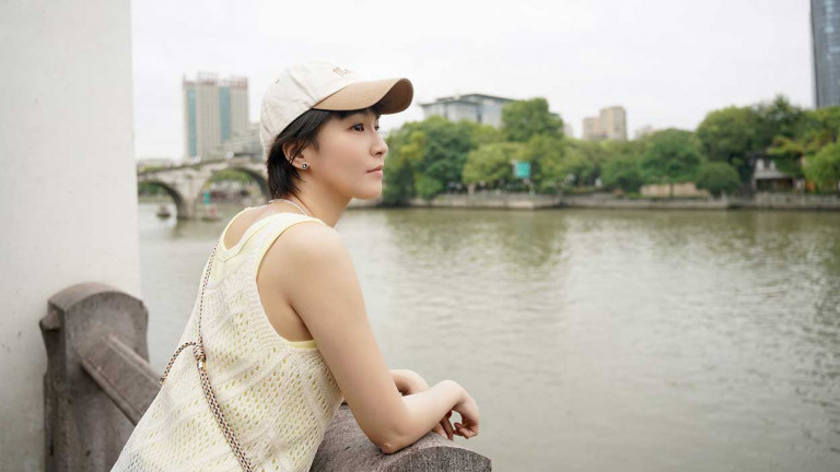 曾沛慈睽違10年再訪杭州 體驗手作扇子給自己98分 主動與老闆娘合照：「希望她以後會知道我是誰」