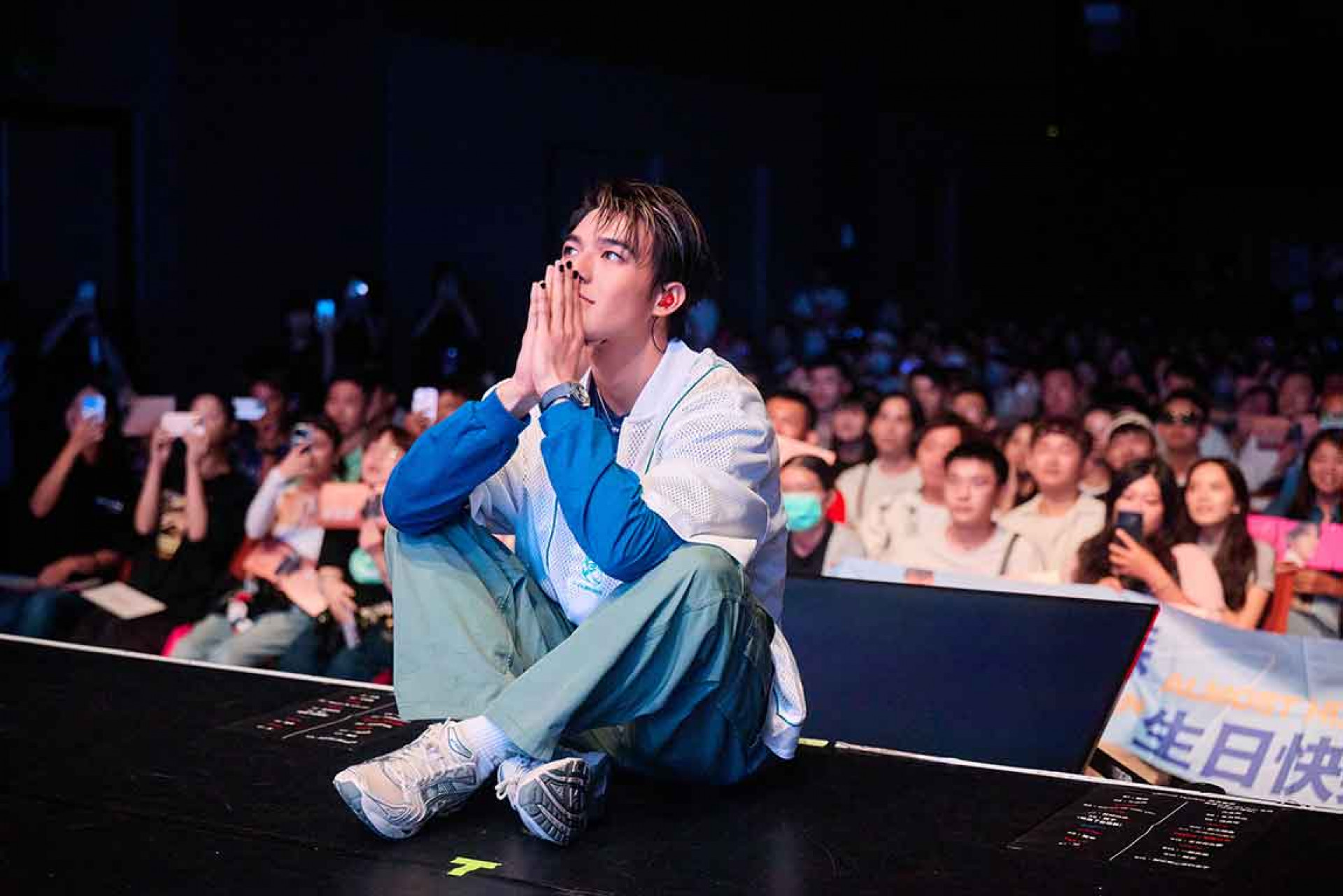 陳昊森觀賞驚喜祝福影片