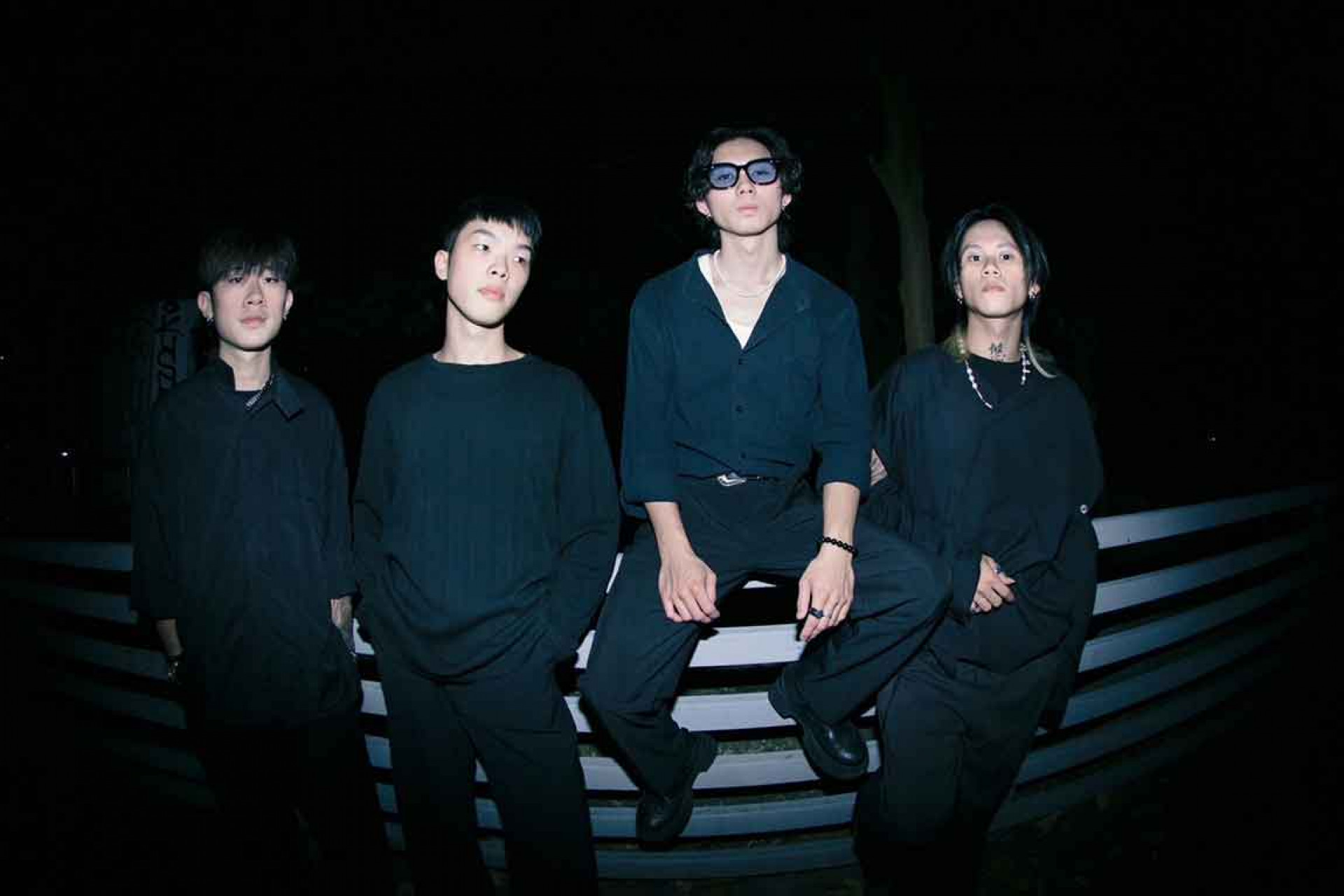 上山(團員右至左:主唱兼吉他手林皙、鼓手嵐、主唱兼貝斯手秉良、吉他手曹野)