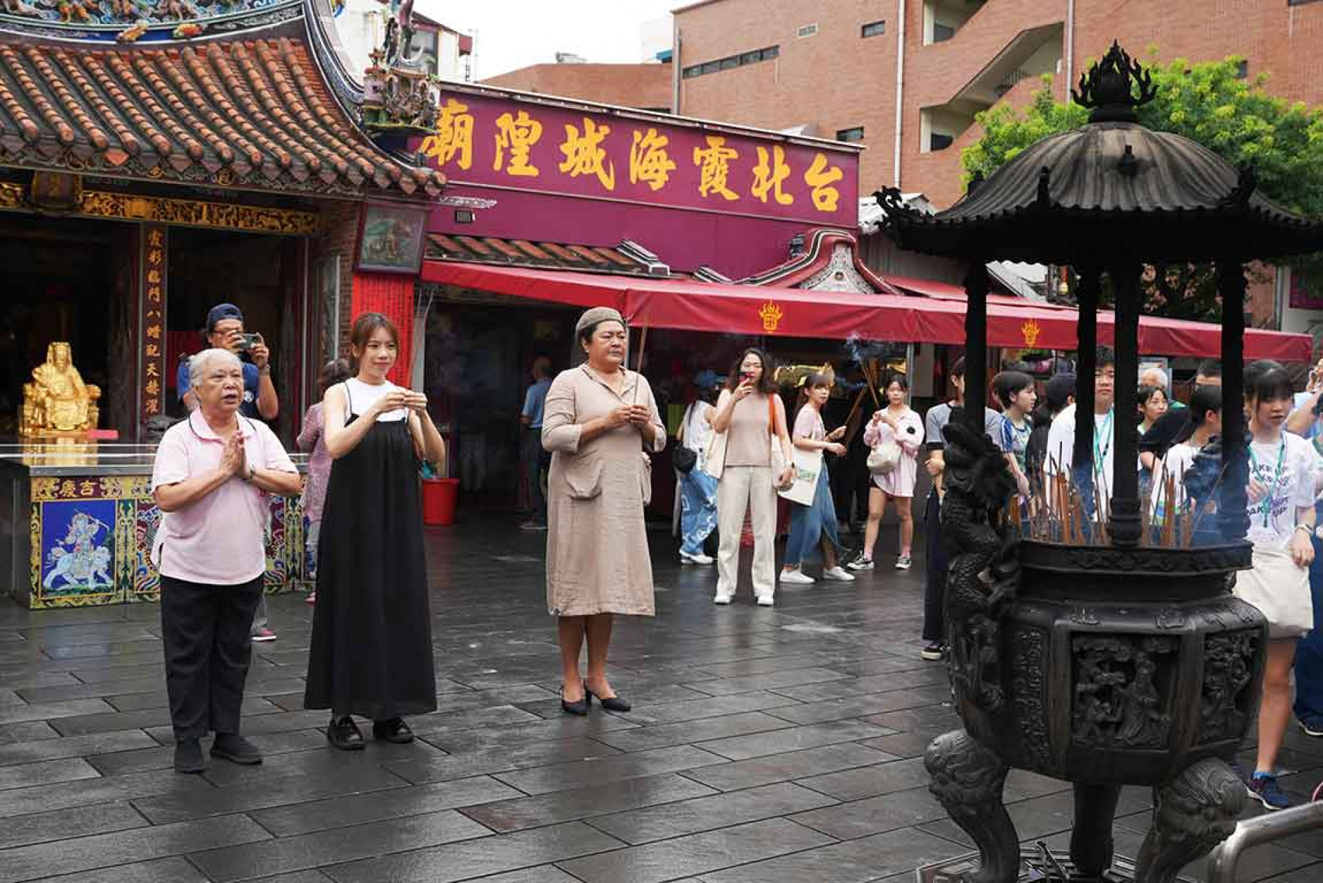 贏得本屆金曲獎最佳台語專輯的巴奈，以及獲得最佳客語歌手的柔米，日前一起相約回到台北霞海城隍廟進行還願