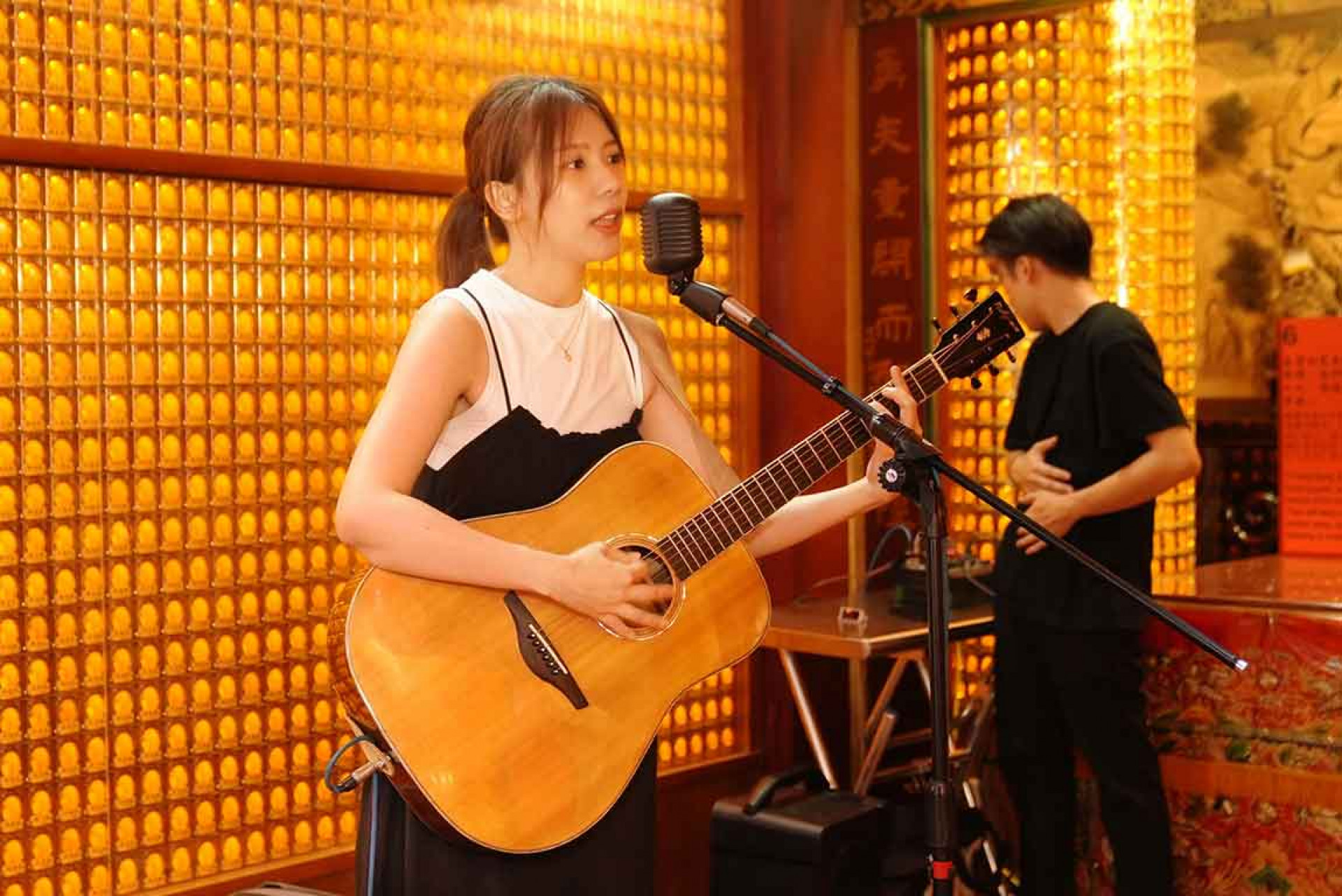 柔米第一次站在神明面前彈吉他,感受很特別,也覺得充滿力量