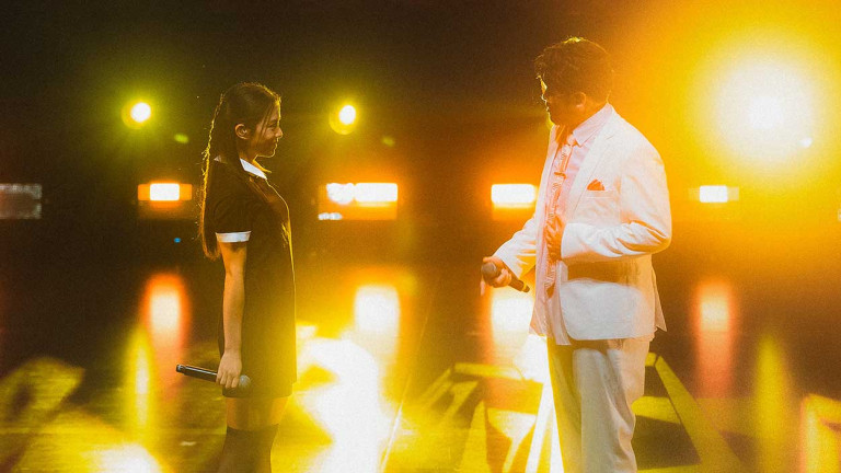 冰球樂團化身白馬王子共度浪漫七夕夜 宋芸樺特別同款黑洋裝+性感黑絲襪的「出租情人」造型驚喜現身