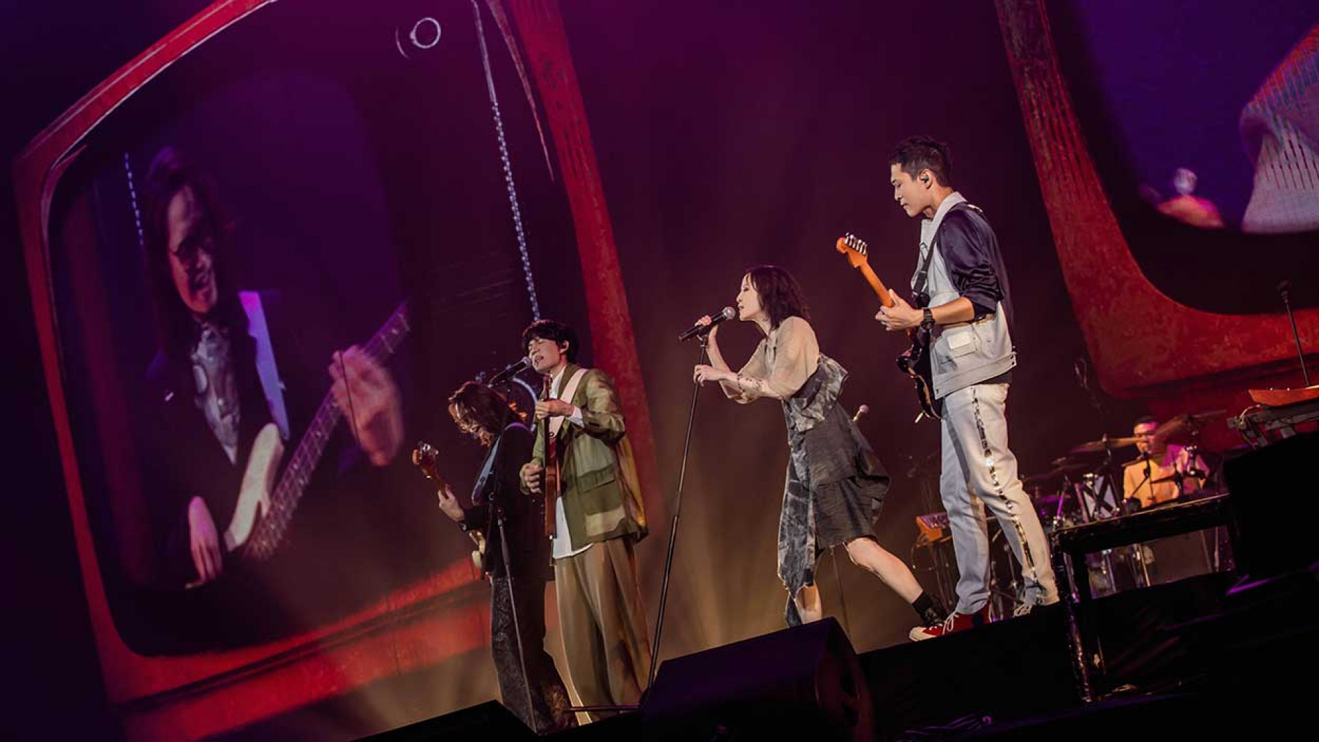 圖03:宇宙人與楊乃文一連帶來2首楊乃文經典歌曲嗨翻全場。(相信音樂提供)