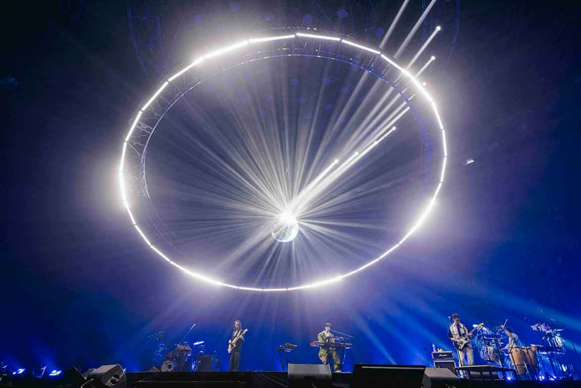 圖04：宇宙人將夢幻巨型宇宙星際飛碟轉移漂浮到高雄舞台。（相信音樂提供）