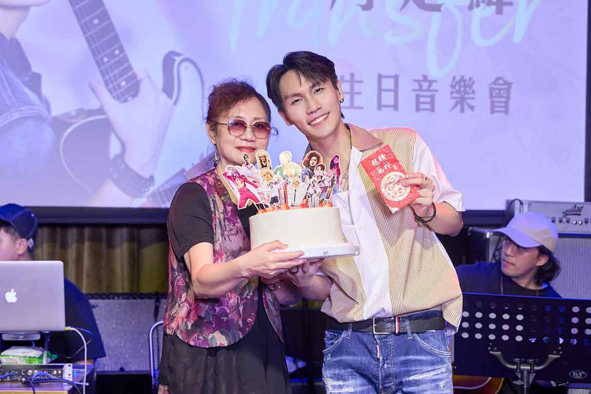 周媽媽送兒子蛋糕＋紅包過慶生２