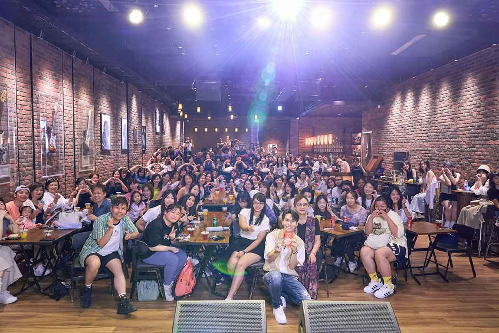 周定緯&媽媽&粉絲大合照