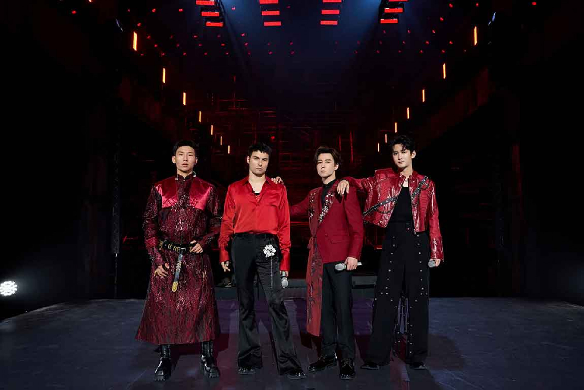 阿如那(左起)、鳳小岳、王一哲和熊梓淇組團演出開場團秀