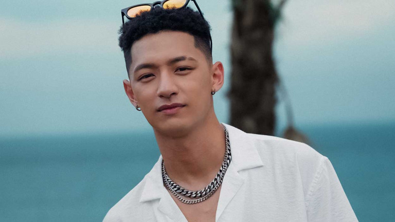 熱浪來襲！吳霏全新單曲〈W〉秘境取景 帥到直接”下海” 差點被海浪”洗臉”